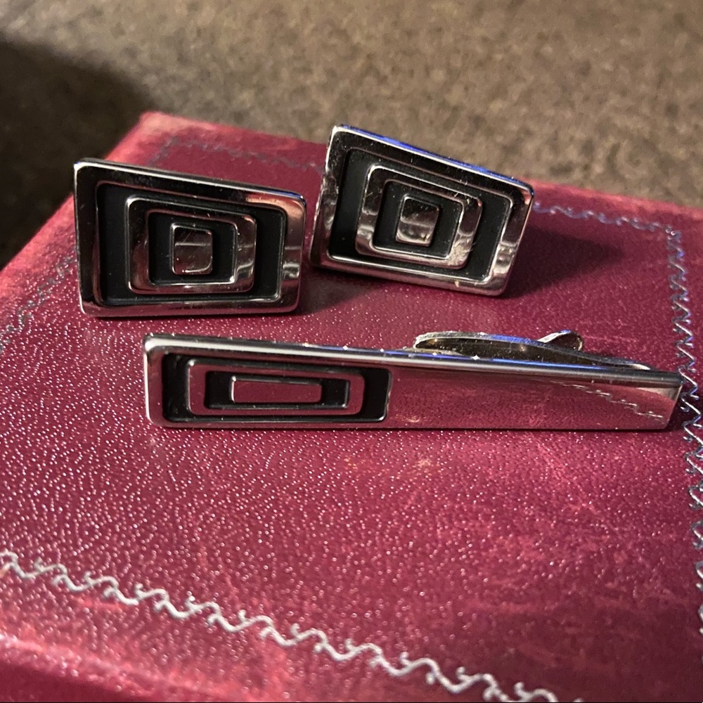 Silver and black geometric cuff links and tie bar set.